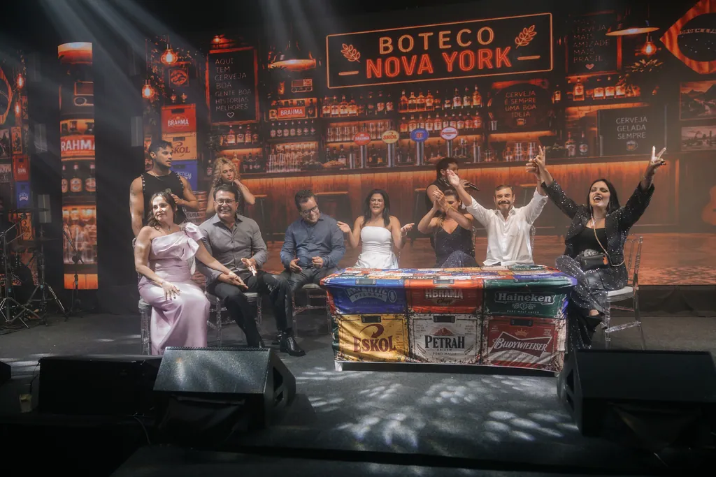 Mesa do Boteco Nova York no palco, artistas e convidados celebram
