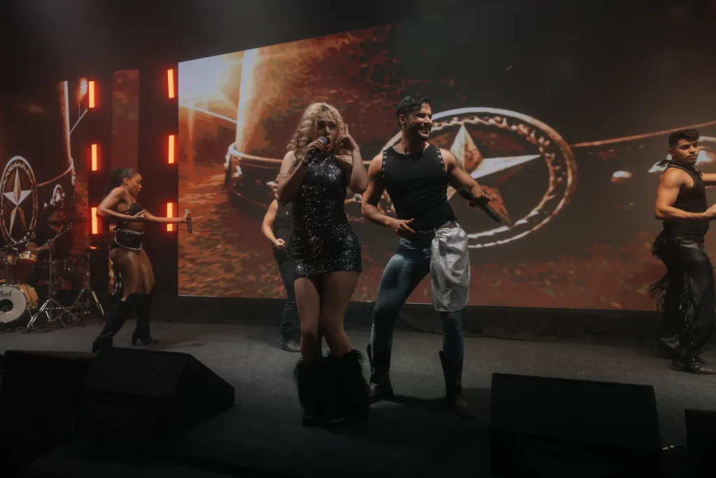 Dupla em dueto no momento country, estrela no LED