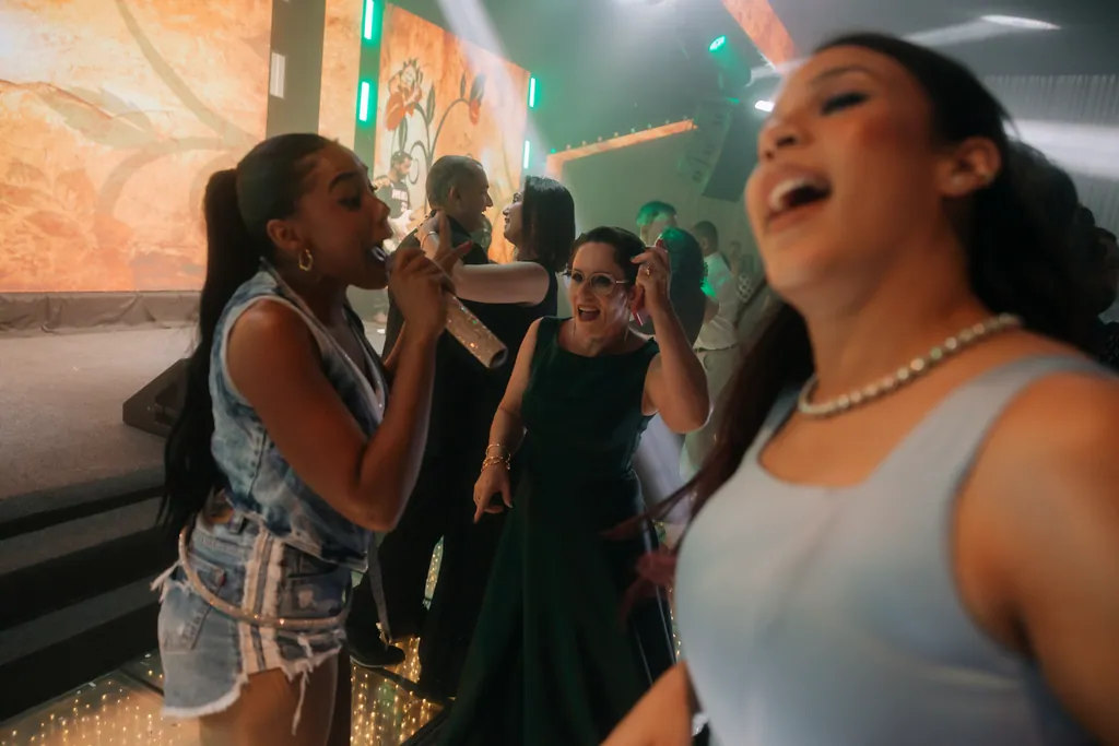 Cantoras descem do palco e cantam no meio dos convidados