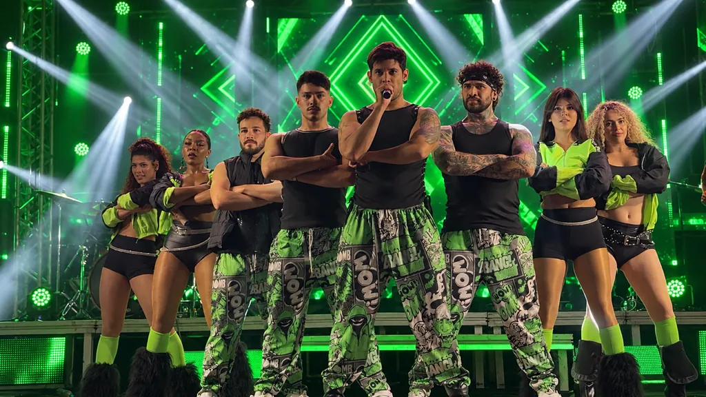 Os artistas da Nova York em formação no palco verde, de preto e verde-neon
